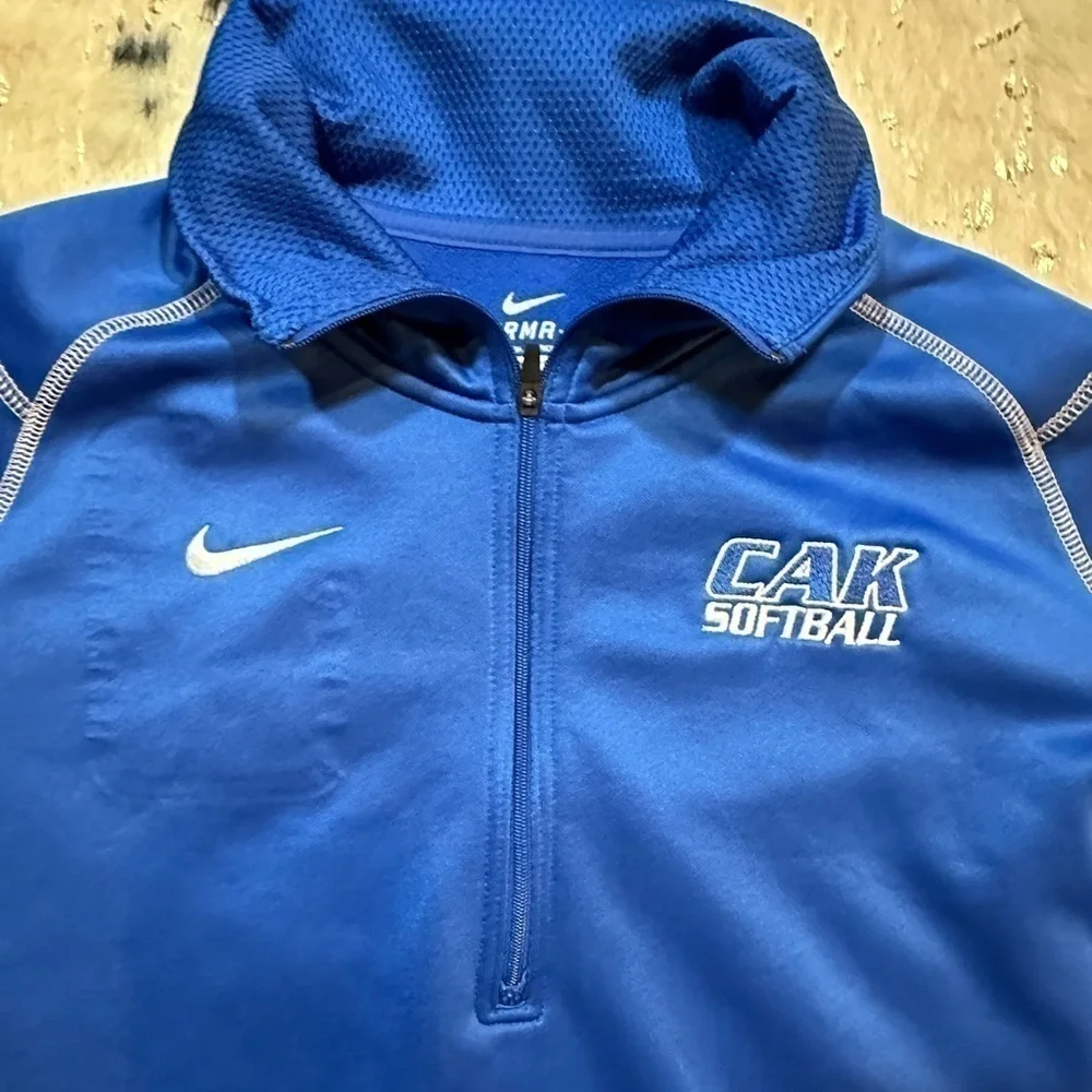 NIKE women’s blue quarter zip therma fit pullover size large